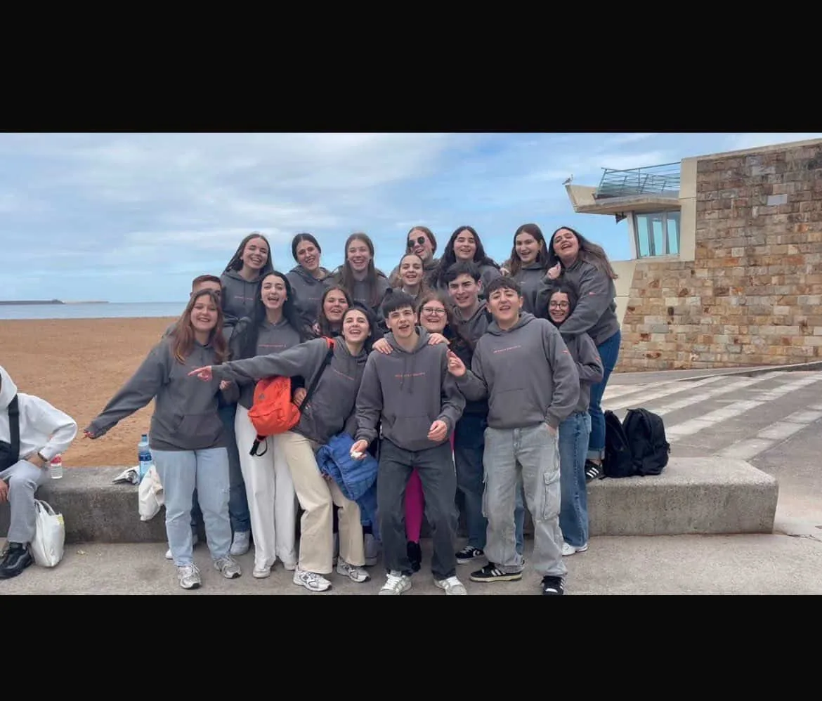 Grupo de estudiantes con sudaderas personalizadas Kronix